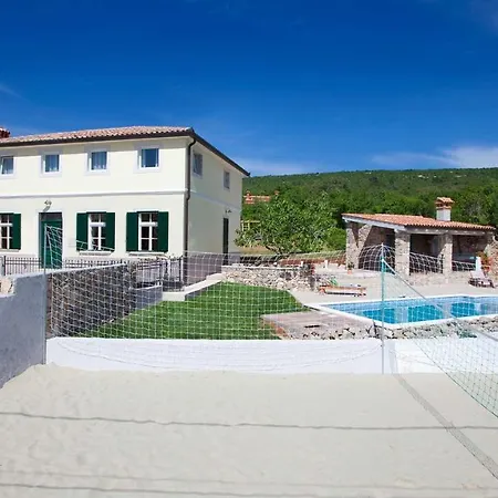 Charming Bea With Private Pool And Volleyball