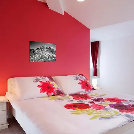 Villa Charming Bea With Private Pool And Volleyball
